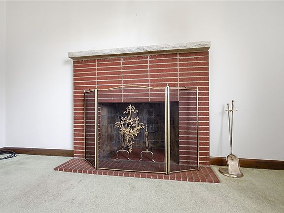 5th image of 819 Waldrun Ave