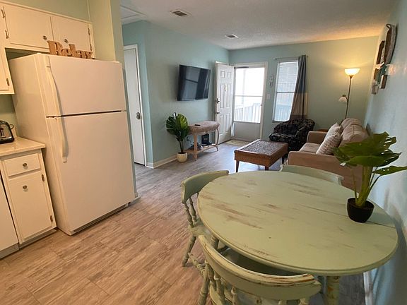 3rd image of 1301 Redwood Ln #204