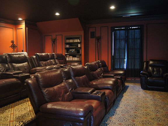 Theatre w 120" screen & HD