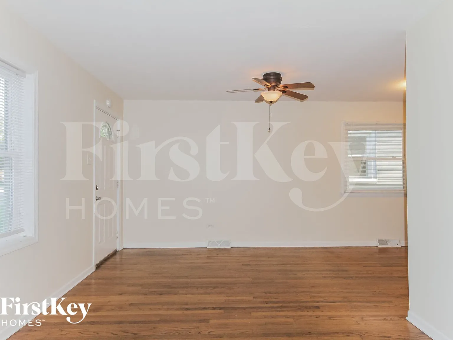 3 bed, 1.0 bath, 1200 sqft, $2,920 — Photo 3
