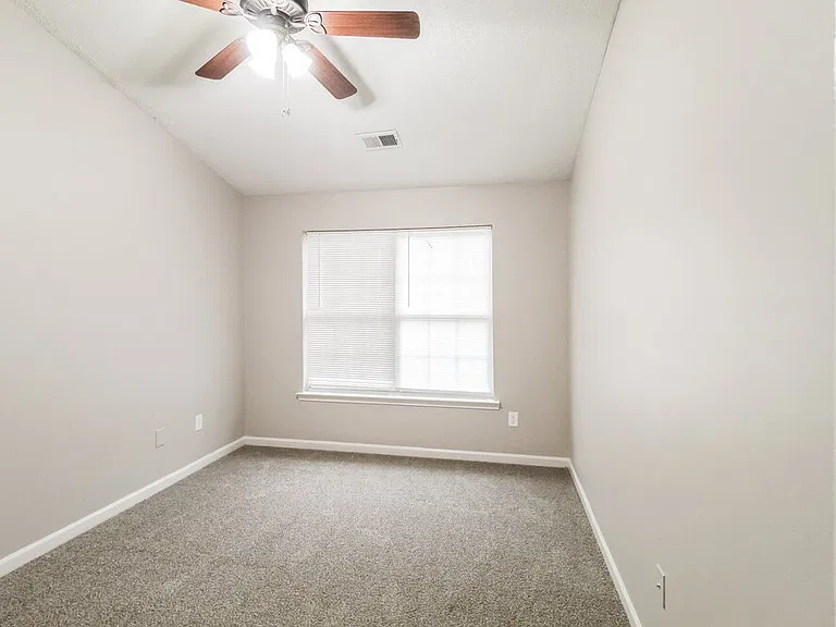 401 Kendall Ln — Photo 13