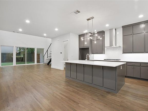 4th image of 2734 Merrimac St