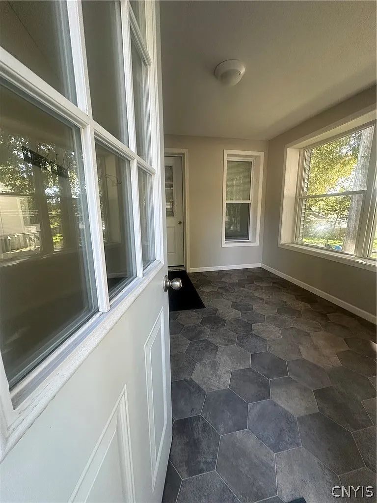 3 bed, 1.5 bath, 3179 sqft, $1,800 — Photo 2