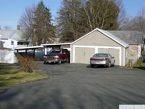 1 Bay of garage and 1 part of carport are reserved for the 955 side.