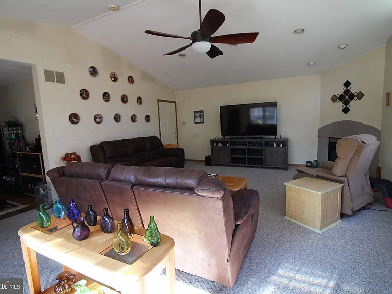 112 N Harvard Rd — Photo 6