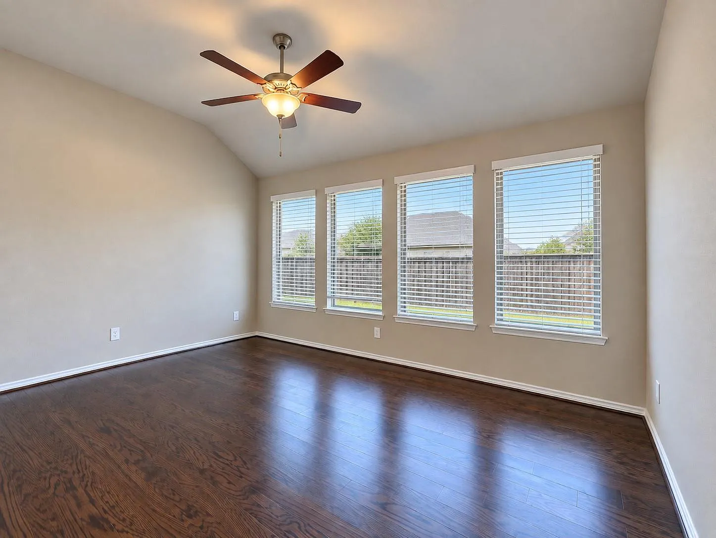 4 bed, 2.0 bath, 2574 sqft, $2,200 — Photo 3