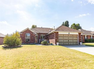 284 E Woodlands Dr, Harrah, OK 73045
