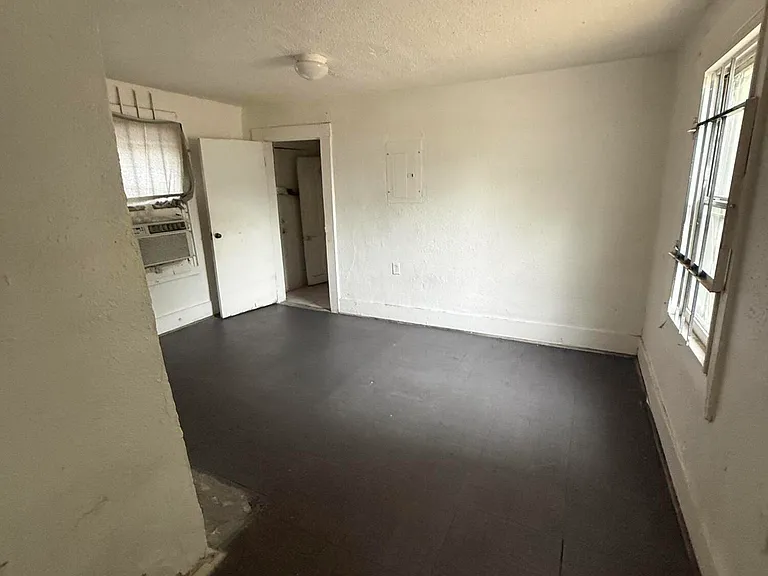 1649 State St W — Photo 3