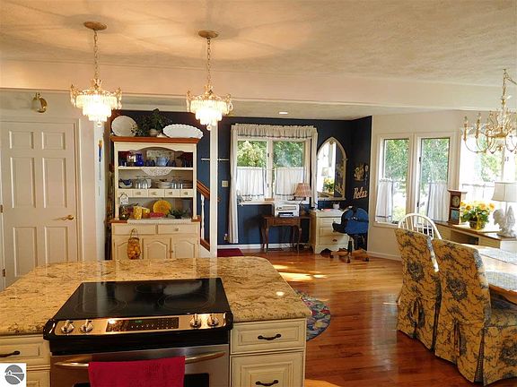 3rd image of 4238 Crystal Dr