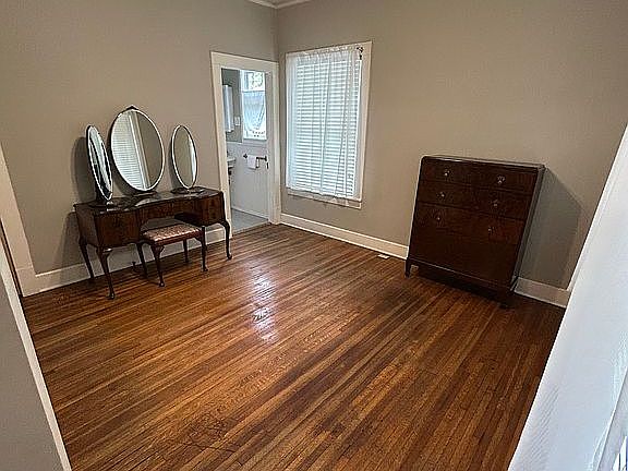 5th image of 2220 W Rosedale St S