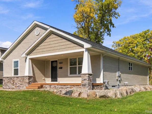 326 W Caroline St, Fenton, MI 48430