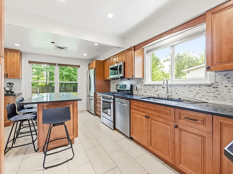 48 Jefferson Ave — Photo 10