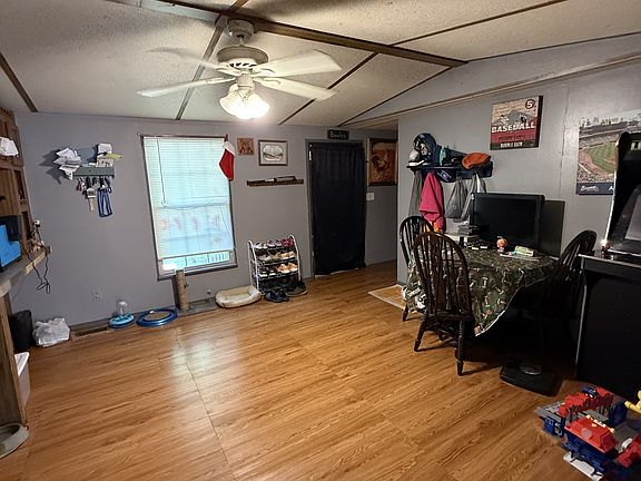 3rd image of 160 Oak Dr