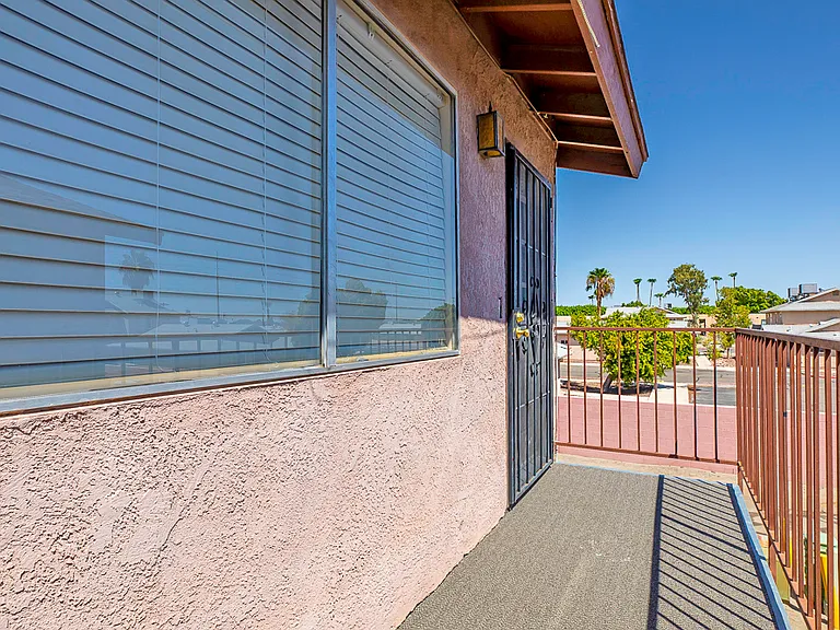 1236 W 20th Pl — Photo 2