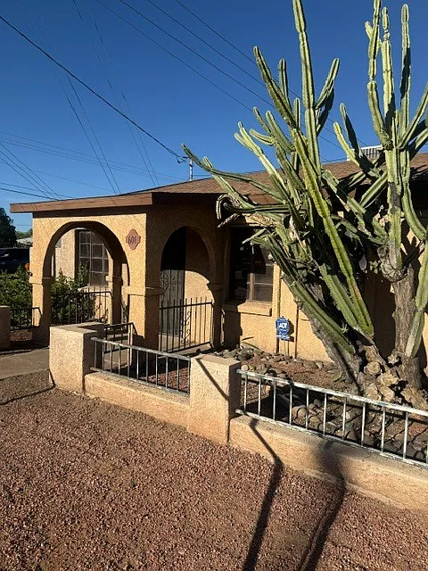 2 bed, 1.0 bath, 873 sqft, $1,000 — Photo 1