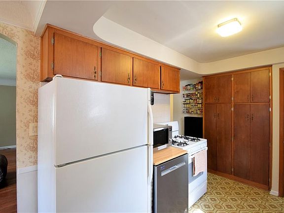 5th image of 4522 Longwood Ave