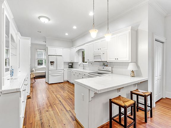 3rd image of 112 Capers St