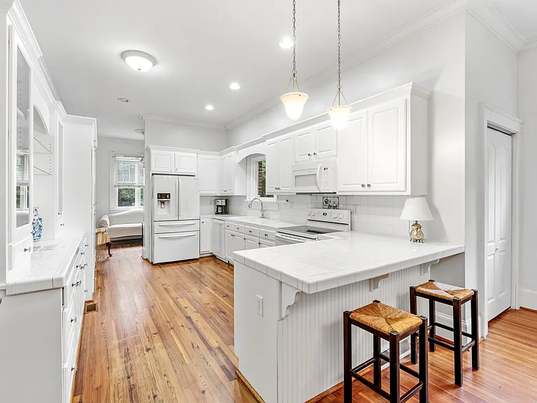 112 Capers St — Photo 3