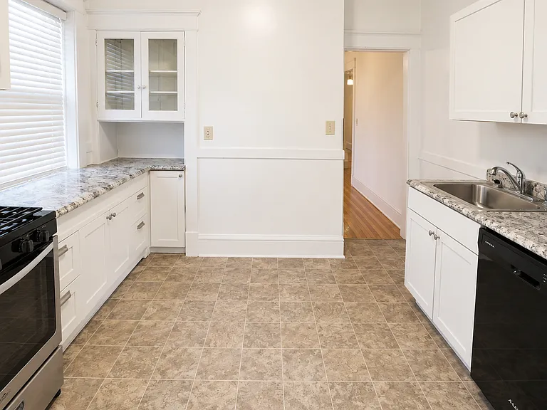 Oxford Street Apartments — Photo 9