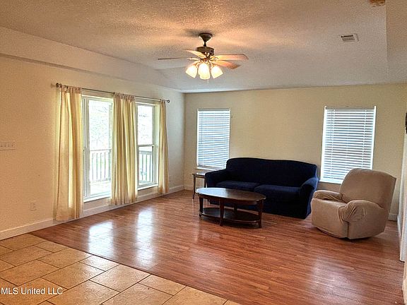 4th image of 2202 Chickasaw Ave