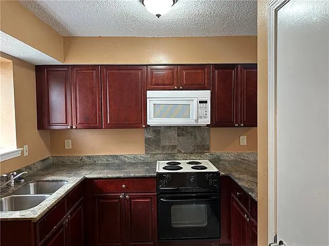 63 Carriage Ln #B — Photo 4