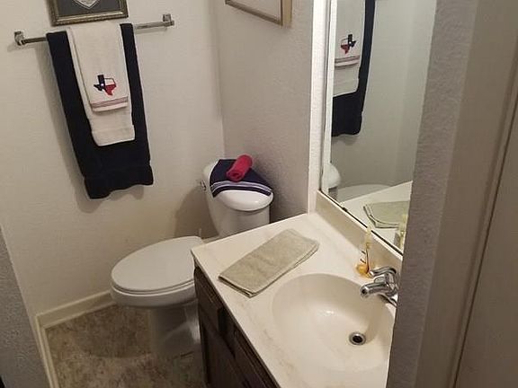 3rd image of 990 Blue Bonnet Dr