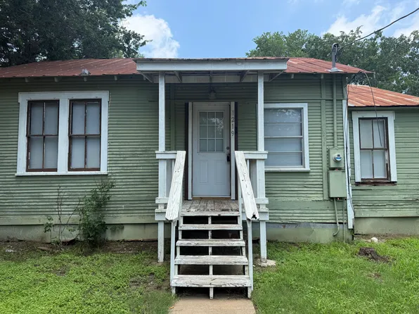 1219 Saint Michael St, Gonzales, TX 78629