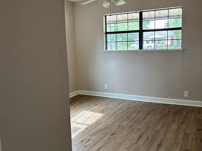 418 W Highland Blvd — Photo 5