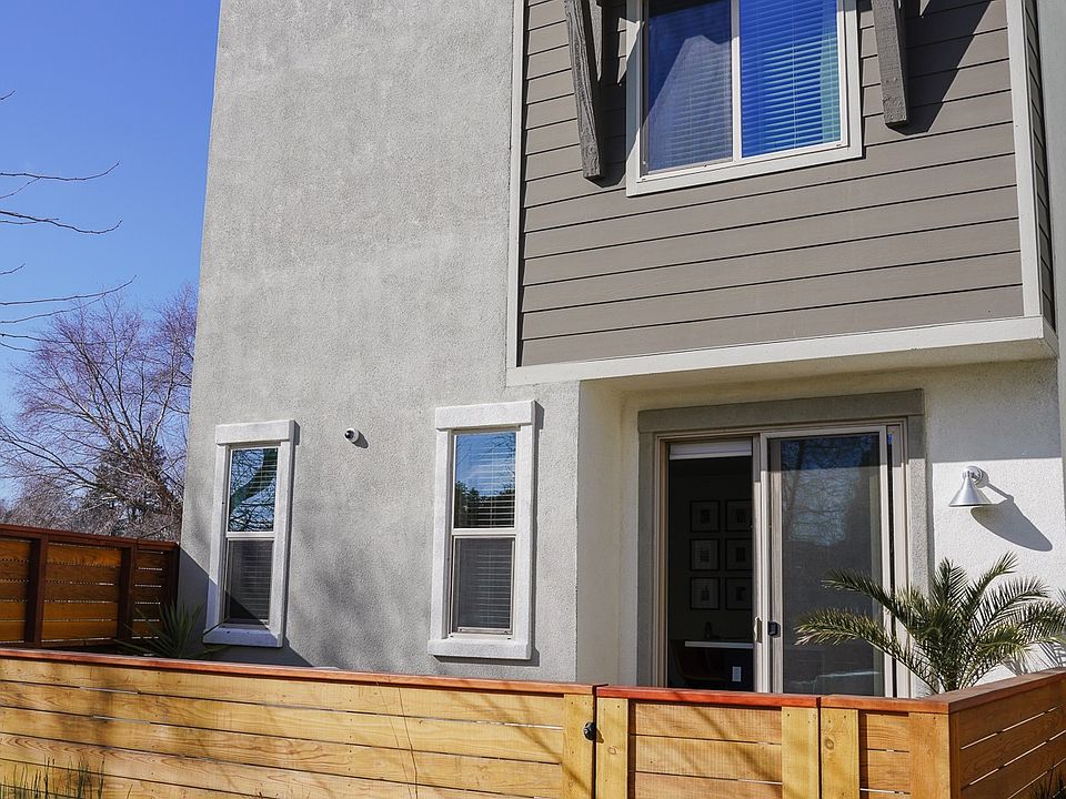 Back Gate & Patio Entry (Lockable Gate)
