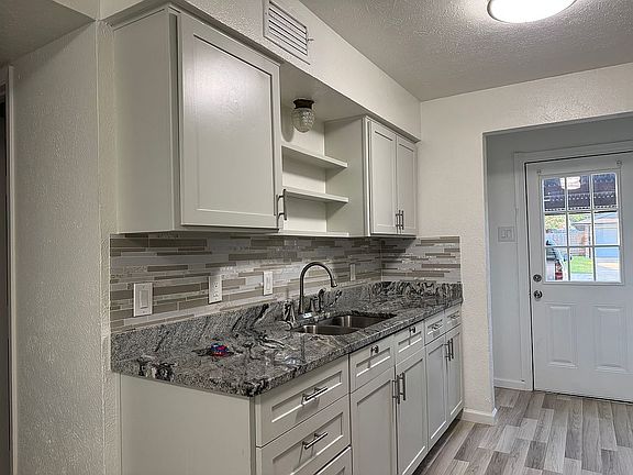 5th image of 2209 Montclair Dr