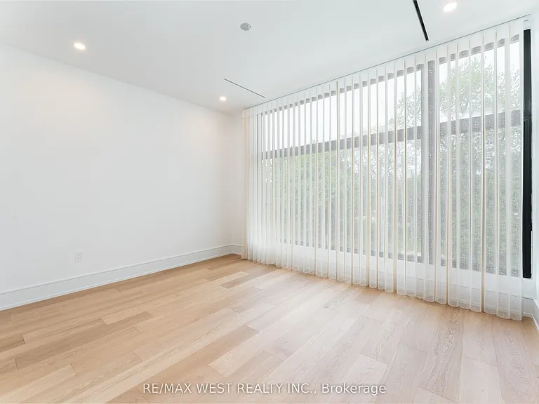 510 Wellington Cres — Photo 39