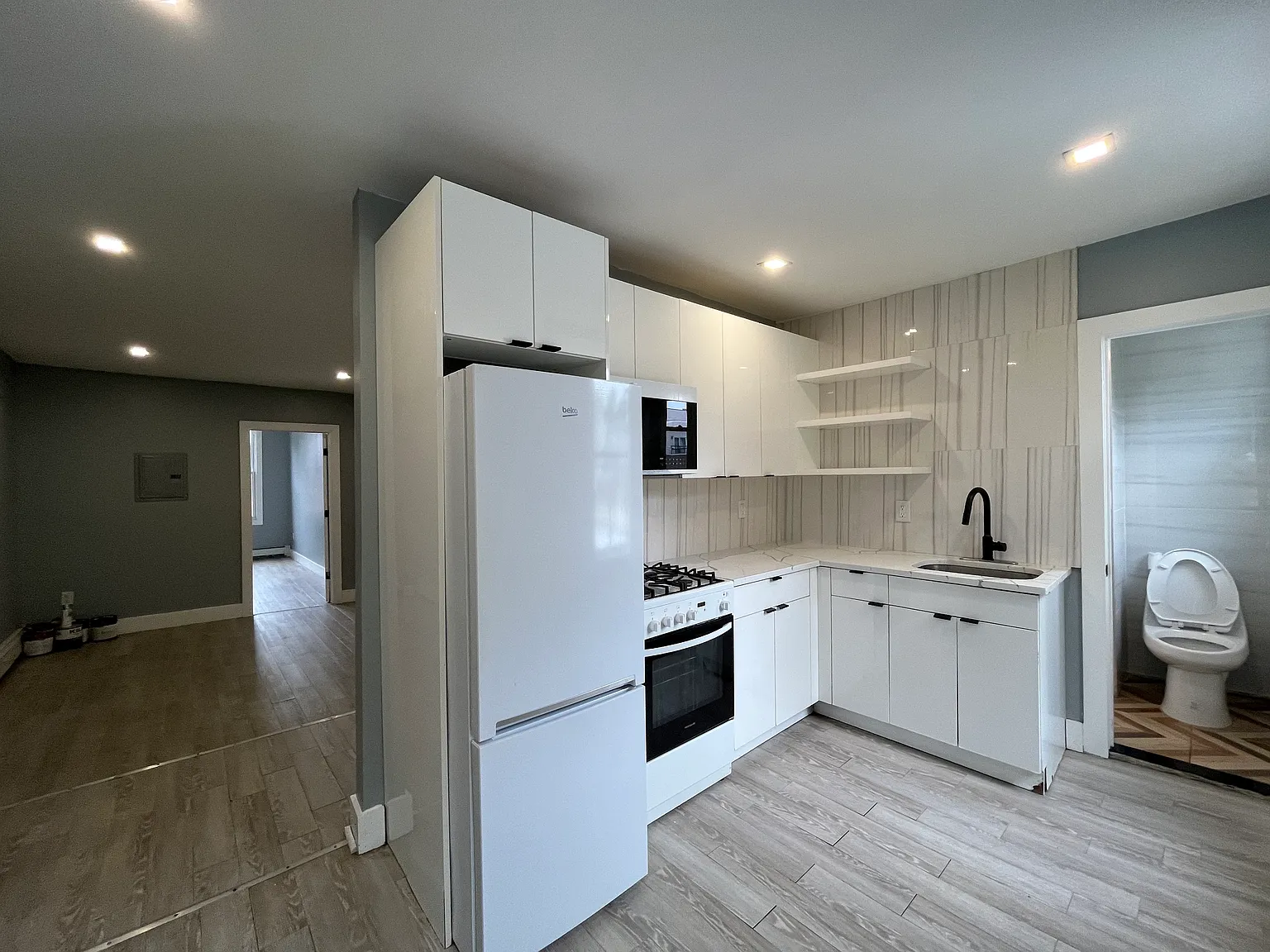 2 bed, 900 sqft, $2,350 — Photo 2