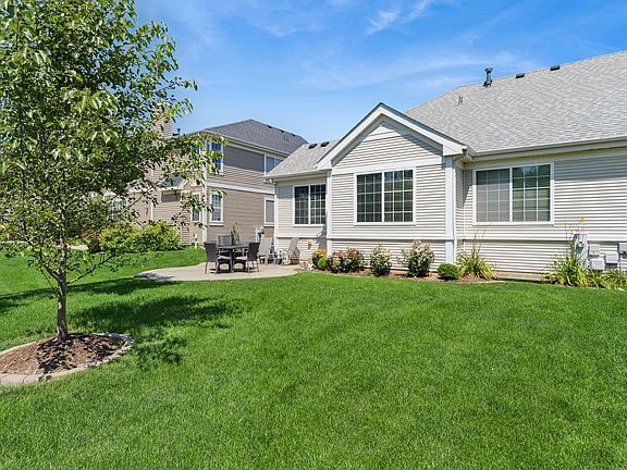 3rd image of 1074 Hampton Ln