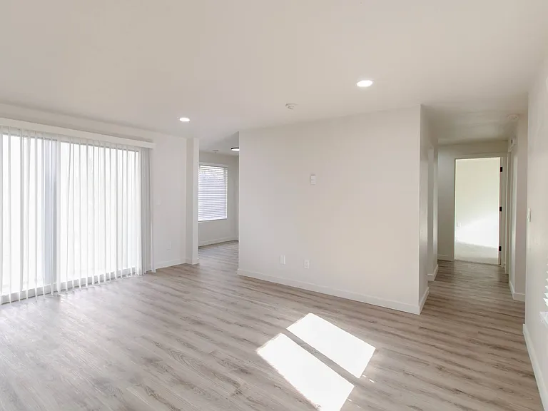2 Bed 1 Bath - Living Room