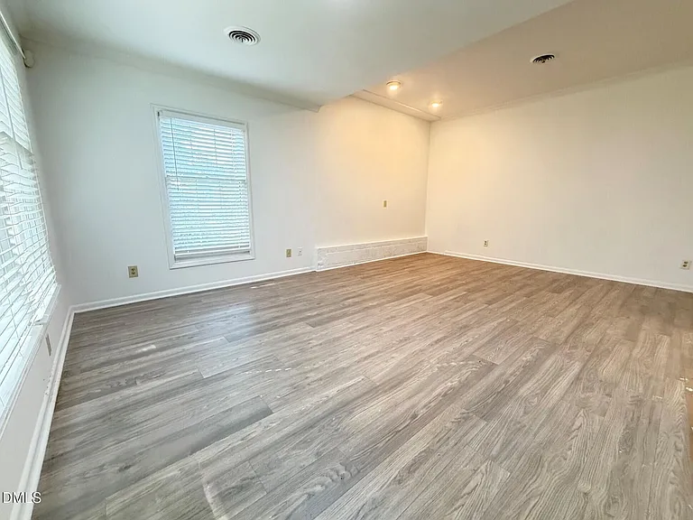 1421A Lynn Rd — Photo 5