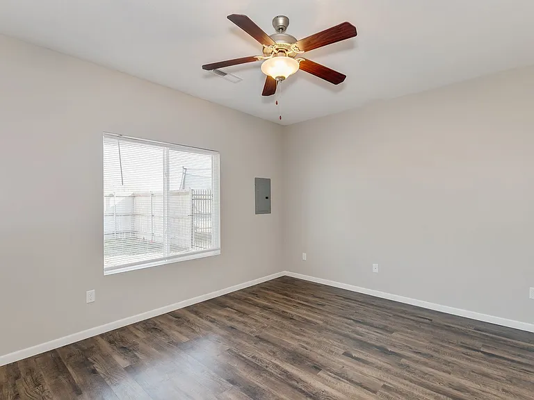 421 S Longbranch Dr — Photo 8