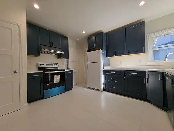 125 Burbank Ave photo 1