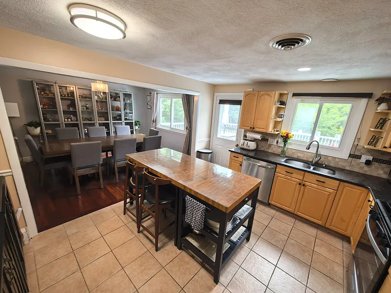 Kitchen & dining