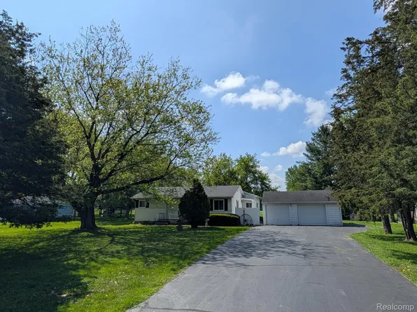 5062 Kendall Dr, Burton, MI 48509