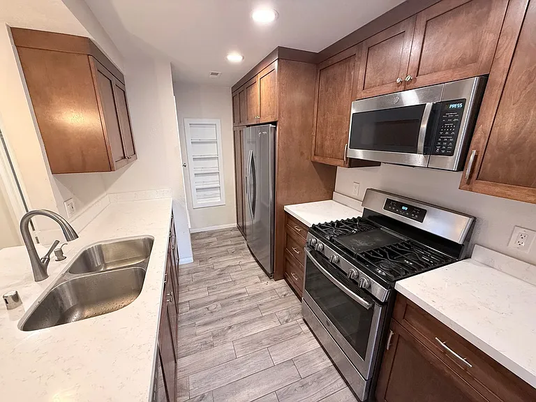 2035 Lakeridge Cir #101 — Photo 8