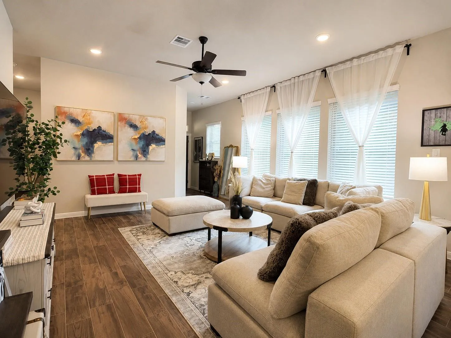 3 bed, 2.0 bath, 1720 sqft, $2,900 — Photo 3