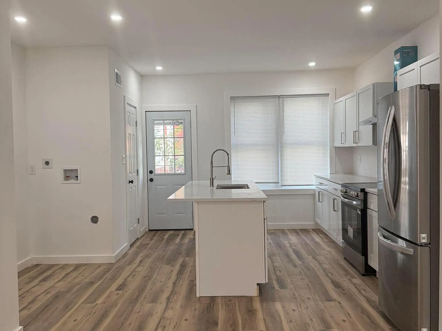 3 bed, 1.5 bath, 1120 sqft, $1,900 — Photo 2
