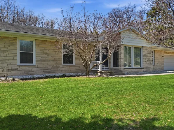 1739 Valley View Dr, Dixon, IL 61021