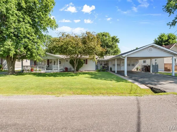 723 Bunker Hill Rd, Staunton, IL 62088