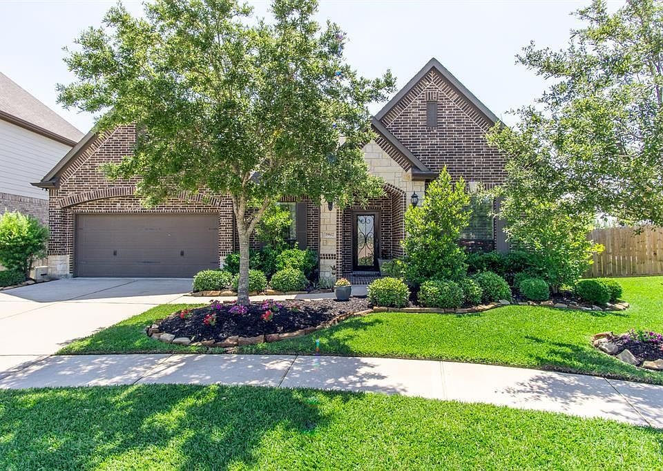 Fabulous 1-story Newmark home situated on a cul-de-sac lot in the community of Cypress Creek Lakes.