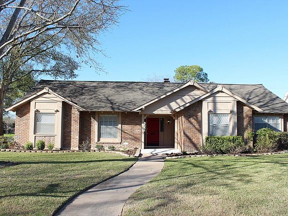 CHARMING ONE STORY HOME IN WALNUT BEND.