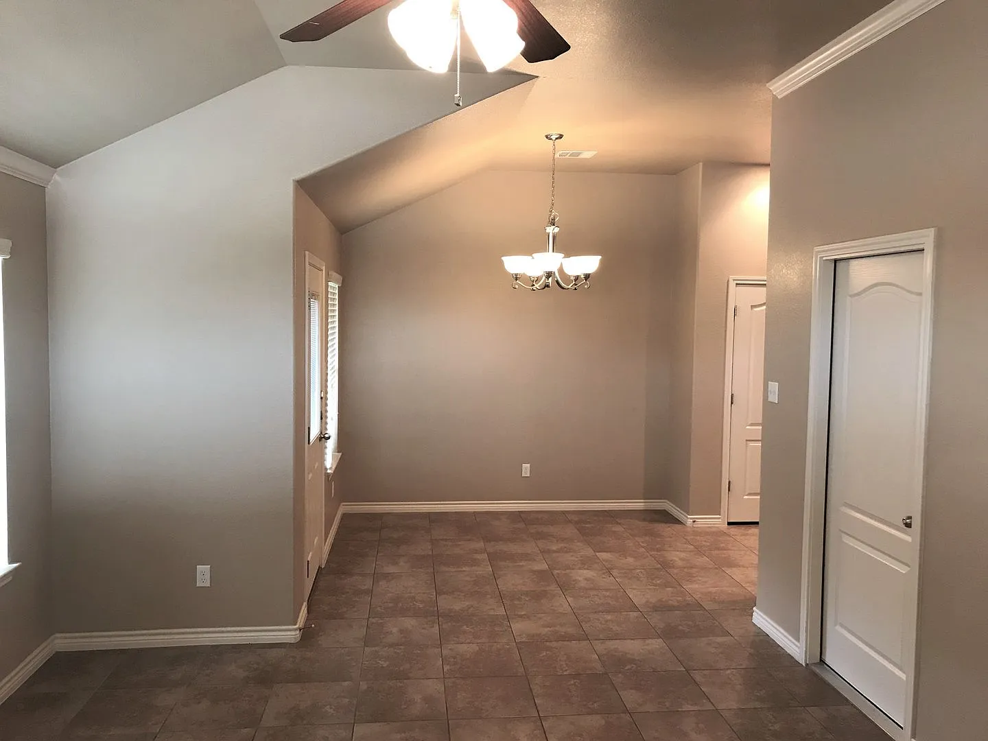 Beautiful 3bed/2bath Duplex near Clear Creek to Fort Hood! — Photo 3