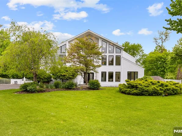 81 Greenwoods Rd, Old Tappan, NJ 07675