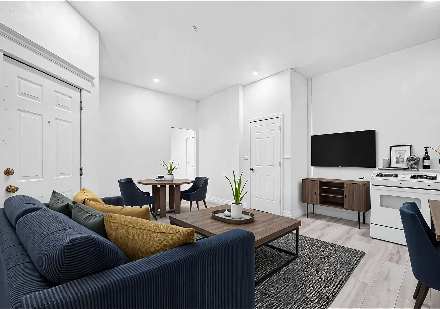 526 W Munson — Photo 1