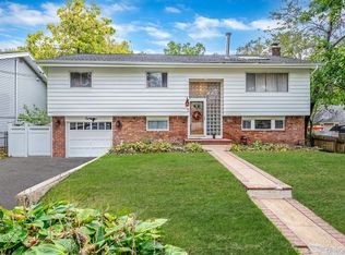 8 Kenswick Ln, Huntington Station, NY 11746